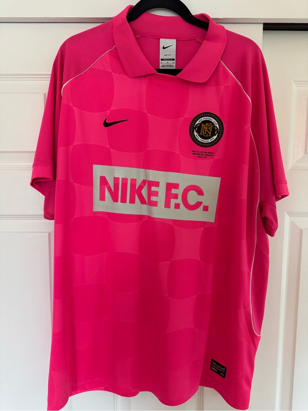 Nike Football Club F.C. vs The World - Pink Nike Football/Soccer Kit - Size XL